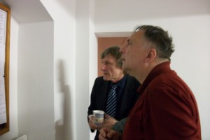 Hans-Jürgen Körlin und Ingo Lange studieren die Neuigkeiten auf unserer Pinnwand.