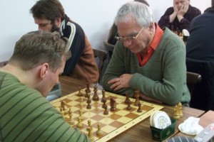 Am ersten Brett spielte Klaus Lehmann gegen Schöppe Christian; Überraschend nahm jedoch Hans-Joachim Plesse am Schnellturnier teil, der letztlich auch das Turnier gewinnen konnte. Damit bewies Hajo, dass er eine Klasse für sich ist!