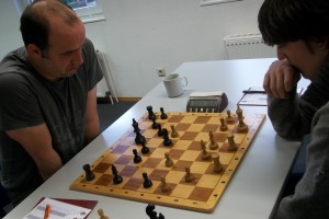 Peter Schnitzer gegen Felix Meissner. Soeben entkorkte der Hamburger den starken Zug c4-c5, wonach Peter ordentliche Schwierigkeiten zu bewältigen hatte.