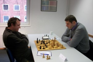 Schmidt-Schäffer Sebastian mit Schwarz gegen Stefan Sievers. Komplizierte Stellung, aber nur noch 9 Minuten gegen gute 20 seines Gegners.